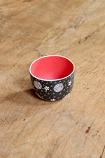 Angin Ribut Round Cup (Black & Red)
