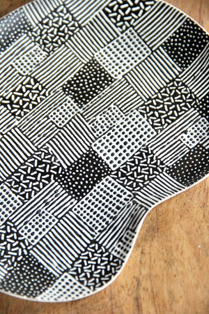 Medium Sawah Bean Plate (Black & White)