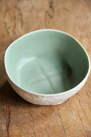 Shallow Keranjang Shallow Bowl (White & Light Green)