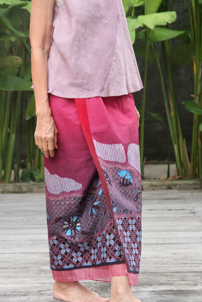 
            
                Load image into Gallery viewer, Kawung Batu Karang Cotton Sarung Ikat (Fuschia &amp;amp; Purple)
            
        