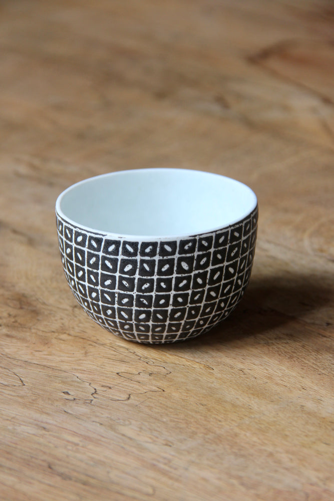 Kawung Round Cup (Black & White)