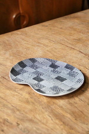 Medium Sawah Bean Plate (Black & White)