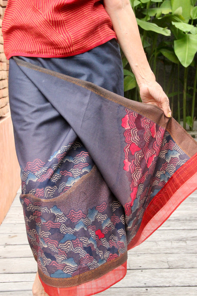 
            
                Load image into Gallery viewer, Ombak Cotton Sarung Ikat (Deep Purple &amp;amp; Red)
            
        