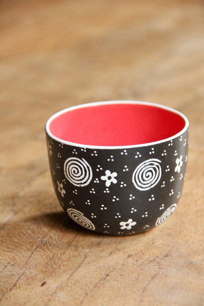 Angin Ribut Round Cup (Black & Red)