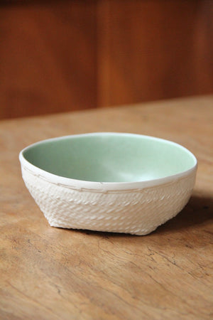 Shallow Keranjang Shallow Bowl (White & Light Green)