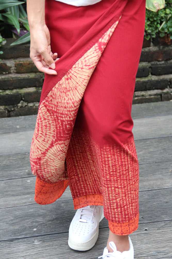 LEMAH - Zinnia Merah Shibori Sarung Ikat