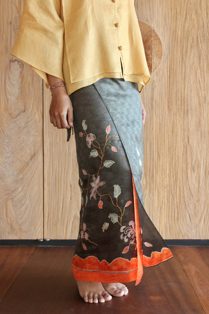 LEMAH - Musim Kembang Silk Sarung Ikat (Grey & Orange)