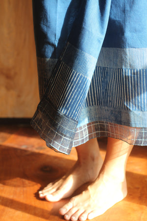 GODHONG - Lurik Sarung Ikat (White & Blue)